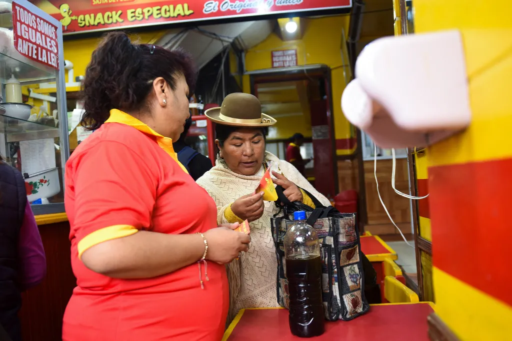 Lidé jí nosí olej z restaurací, který pak přetváří ve své produkty