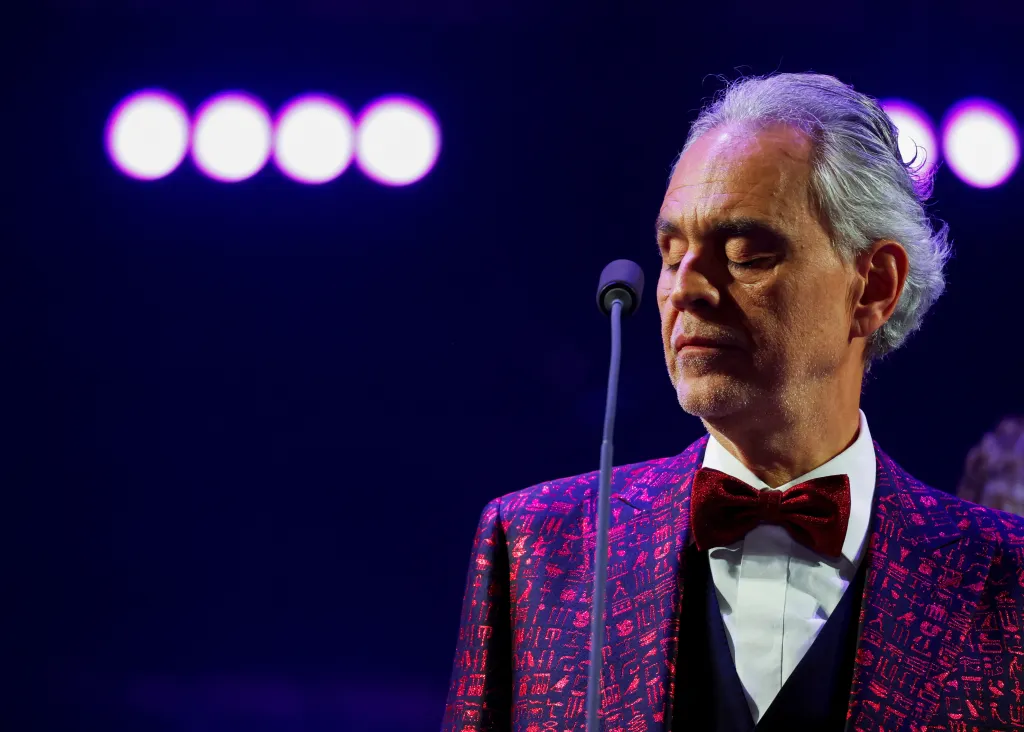 Seznam velkých hudebních jmen otevře 13. ledna tenorista Andrea Bocelli. V pražské O2 areně zazní v jeho podání operní árie i populární melodie za doprovodu Českého národního symfonického orchestru, s nímž italský pěvec spolupracuje dlouhodobě. „Mrzí mne, když se mi někdo pokouší dát nálepku operního pěvce nebo popového zpěváka. Já se cítím vždycky komplexně. Prostě zpívám,“ říká Bocelli, který – jak tvrdí někteří hlavně díky dobrému marketingu – patří k nejpopulárnějším operním pěvcům
