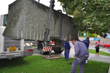 V Lounech se stěhovala chmelová kotva