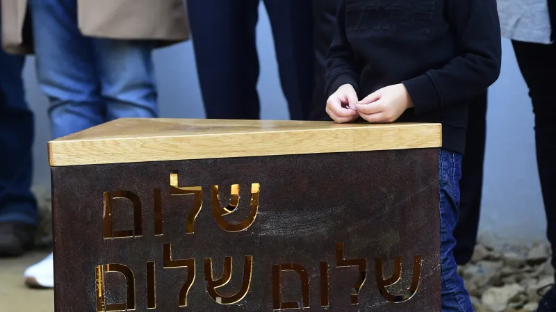 Plastika výtvarnice Christine Habermannové von Hoch Nicocot - fragmenty světla u hranické synagogy