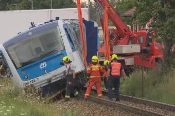 U Chýnova se srazil vlak s autem, několik lidí se zranilo