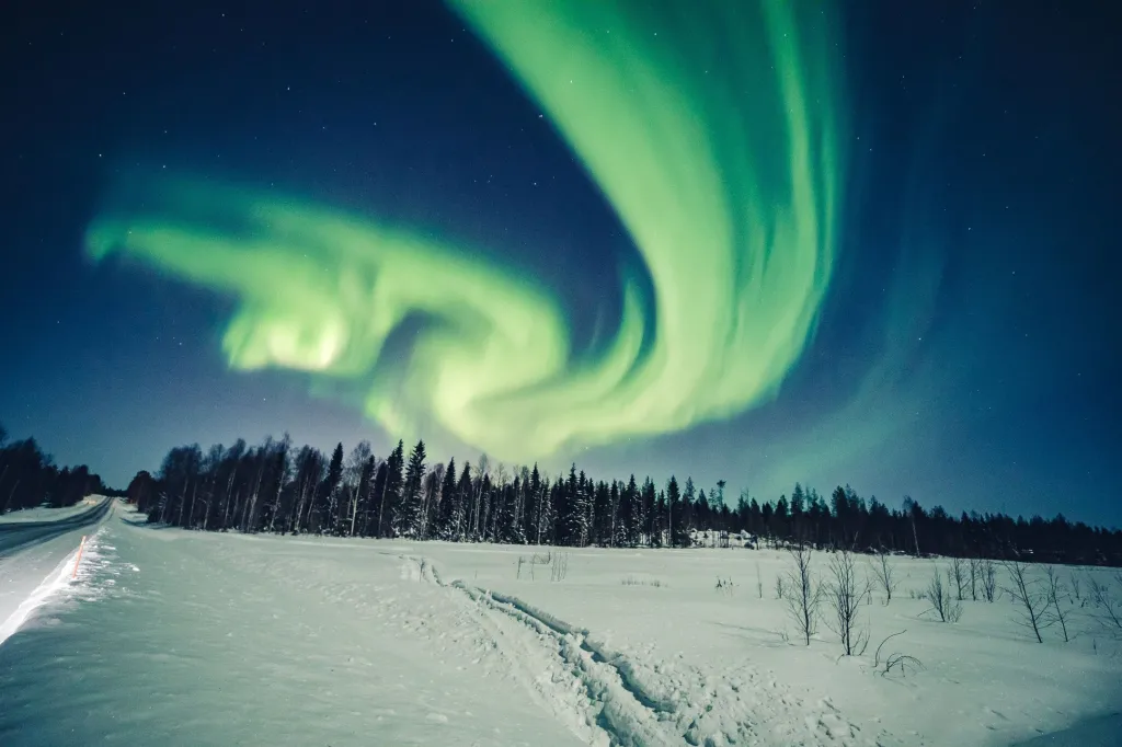 Fotograf Alexander Kuzněcov je specialista, který vyhledává polární záře. Na snímku se mu podařilo zachytit „světelnou krásu“ ve finském Rovaniemi