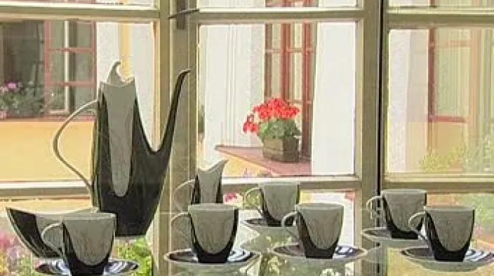 Výstava “Káva nebo čaj?“ je instalována v prostorách zámku v Chotěboři.