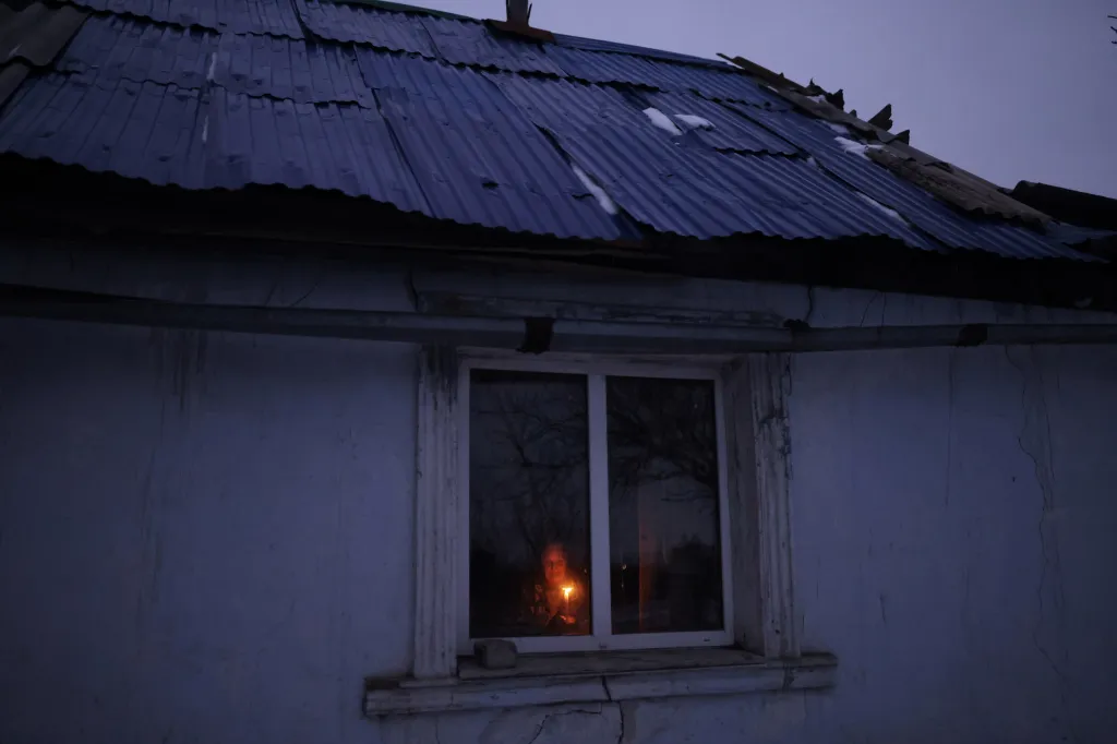 Taťána opustila svou vesnici pouze na několik týdnů v počátcích války. Když byl její dům zasažen tankovou střelou, byla uvnitř. Nese si svíci do jediné místnosti, kterou ještě kryje střecha