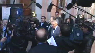 Charles Pasqua přichází k soudu