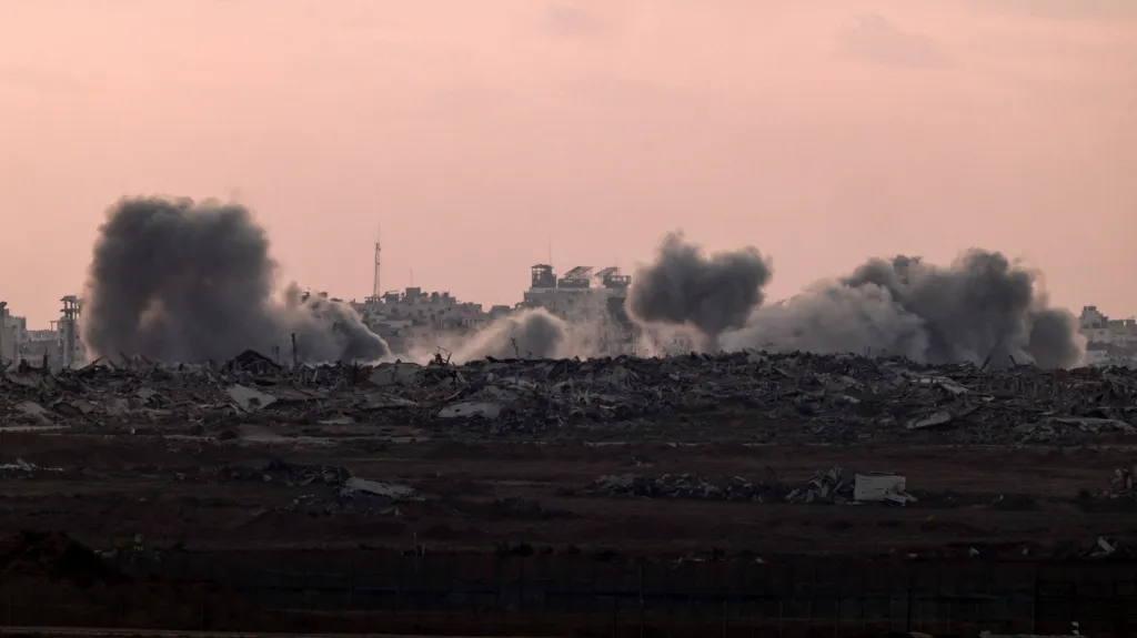 Stoupající kouř po výbuchu v Gaze. Ilustrační foto