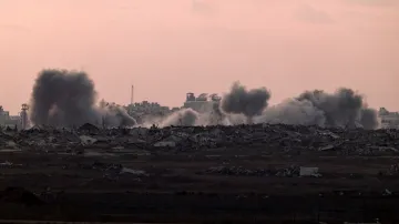 Stoupající kouř po výbuchu v Gaze. Ilustrační foto