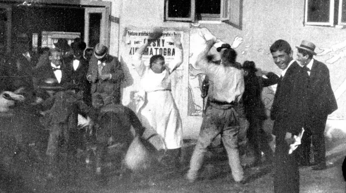 Výstavní párkař a lepič plakátů (film Jana Kříženeckého z roku 1898)