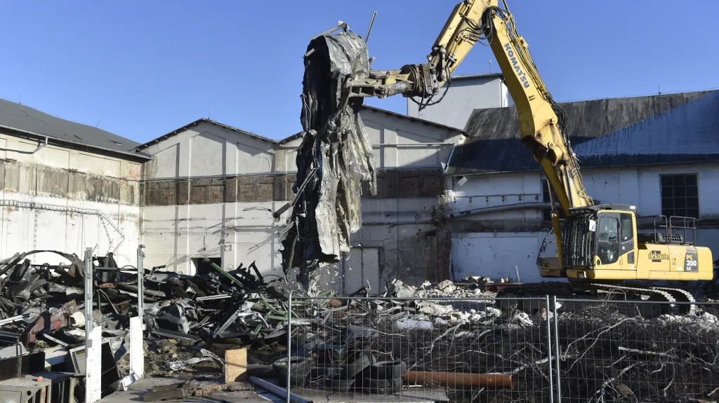 Sanace areálu ICEC ve Šlapanicích začala demolicí budov