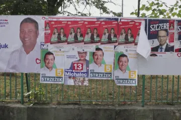 Sliby, urážky a ironie. Kampaň před volbami do Sejmu byla drahá, vyhrocená a dlouhá