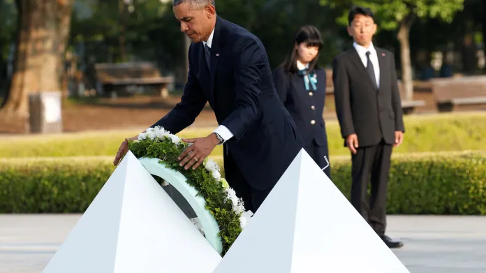 Obama pokládá květiny v hirošimském památníku