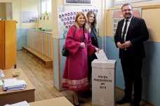 V obci Medzany na Prešovsku sebral muž volební urnu a vysypal ji na ulici. Hlasování tam prodloužili