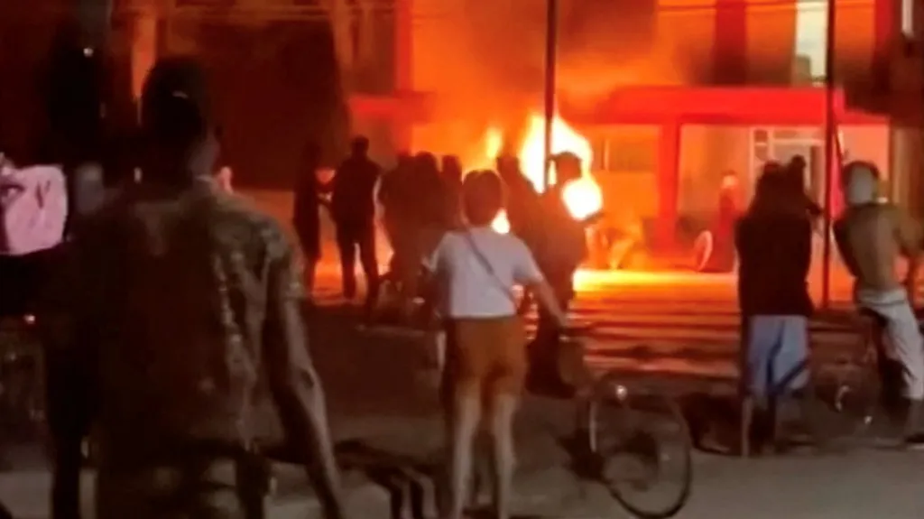 Snímek z videa, které má zachycovat demonstraci ve městě Morón