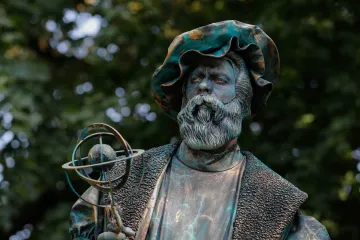 Leonardo da Vinci potkal bezhlavý pár, zatímco si čokoládové figurky dávaly polibek