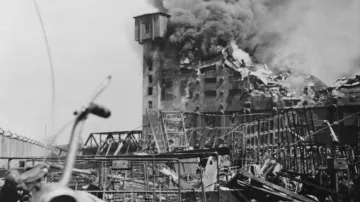 Bombardování Plzně spojeneckými letadly v dubnu 1945. Na snímku je hořící sklad modelů, nejvyšší budova Škodových závodů