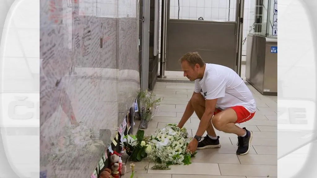 Donald Tusk uctil památku obětí ve sportovním úboru
