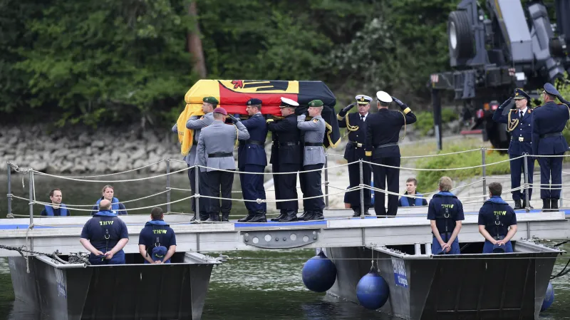 Rakev při přesunu k symbolické plavbě na lodi Mainz