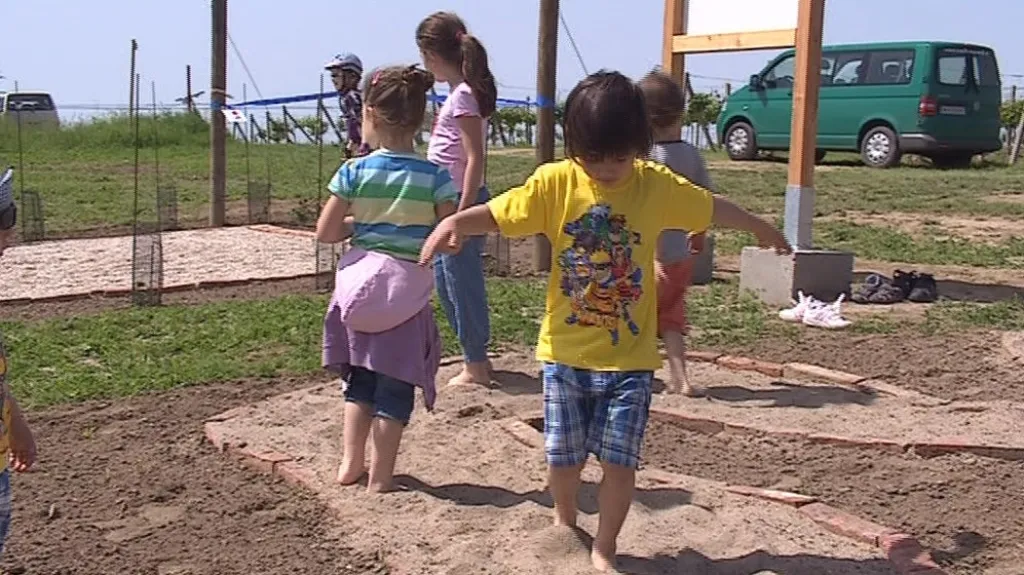 Stezku pro bosé otestovaly také děti