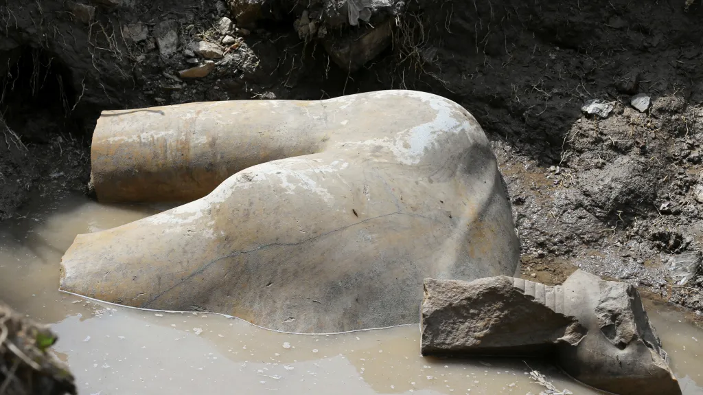 Socha Ramesse II. objevená v káhirském slumu