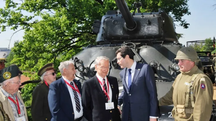 Odhalení tanku M4 Sherman v plzeňské zoo byl přítomen i americký velvyslanec v ČR Norman Eisen (druhý zprava)