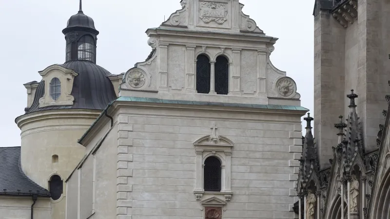 Kaple svaté Anny a Zdíkův palác (v pozadí)