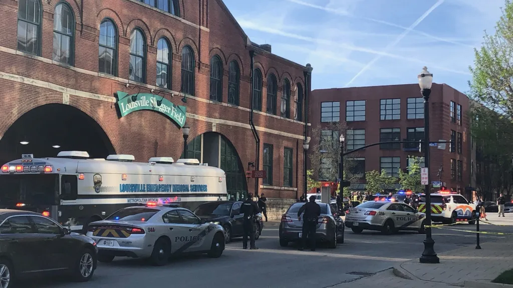 Policie zasahuje v bance v Louisville