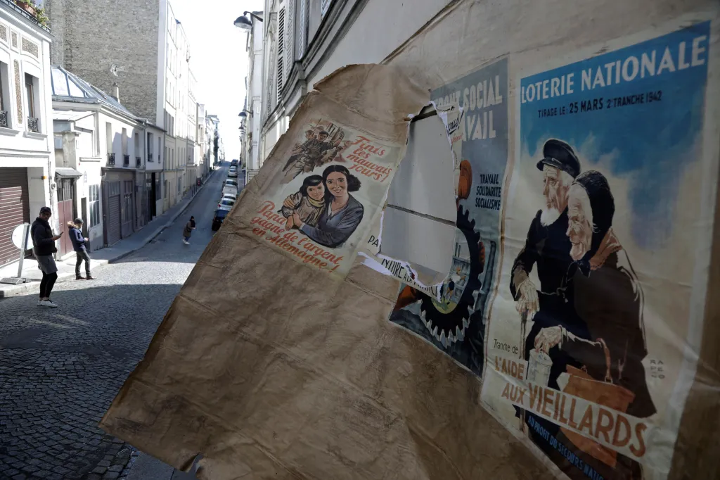 Pařížané na Montmartru si díky filmovým kulisám prožívají karanténu ze 40. let