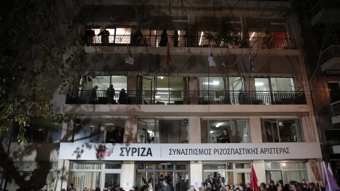 Příznivci hnutí Syriza se po vítězných volbách shromáždili před sídlem strany