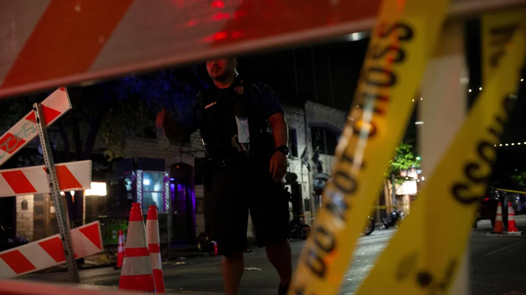 Sobotní střelba v centru texaského města Austin má potvrzenou oběť