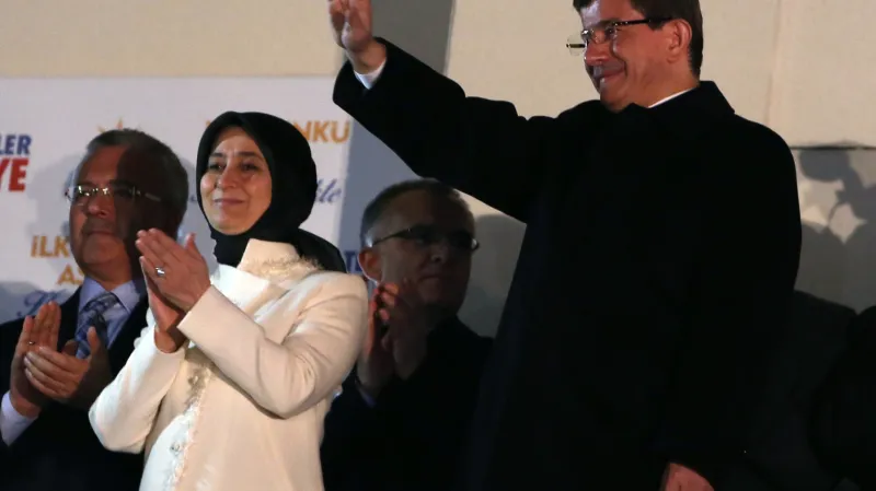 Premiér Davutoglu s manželkou zdraví stoupence