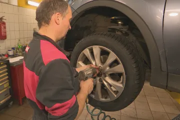 Pneuservisy hlásí velký zájem o přezutí. Některé zdražily až o desetinu