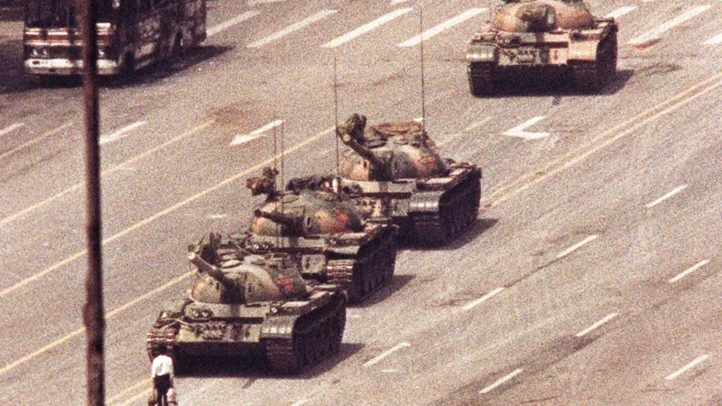 Muž stojící před kolonou tanků na náměstí Nebeského klidu v Pekingu, 5. června 1989