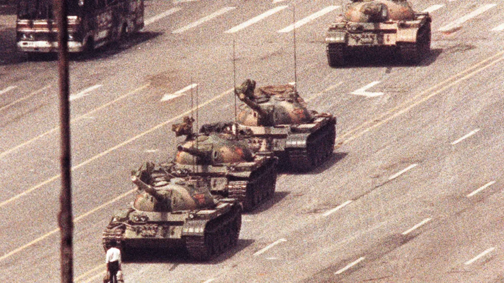 Muž stojící před kolonou tanků na náměstí Nebeského klidu v Pekingu, 5. června 1989