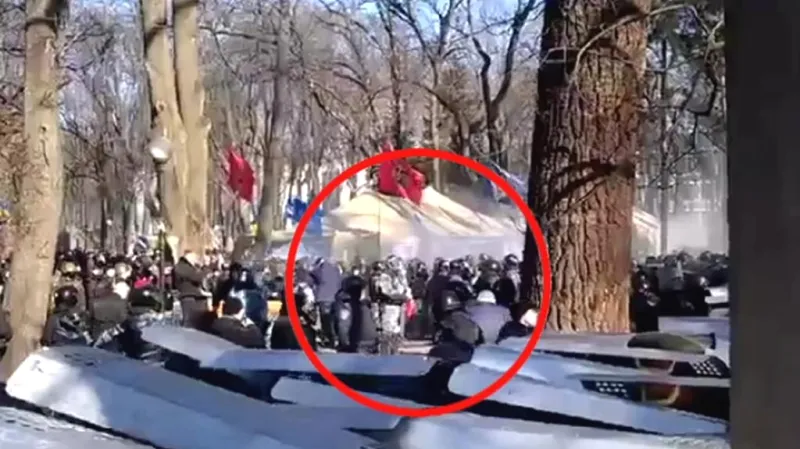 Titušky - provokatéři v zákrytu policejních štítů