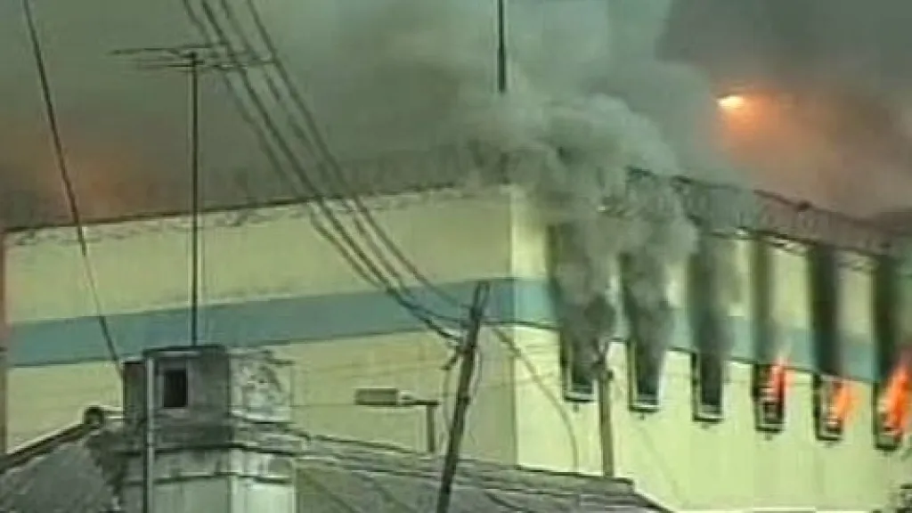 Hořící chilská věznice