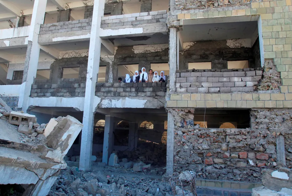 Žáci v jemenském městě Taiz si prohlížejí svou školu zničenou při probíhající válce
