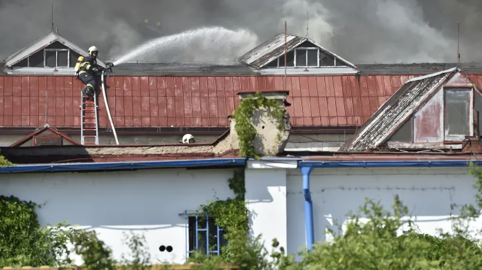 Kvůli požáru haly v Hostivaři vyhlásili hasiči zvláštní stupeň poplachu