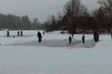 Bruslaři a běžkaři na jezeře Poděbrady u Olomouce