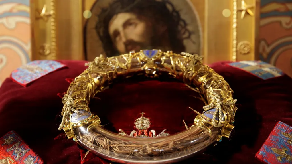 Nejvzácnější památkou je trnová koruna, která, jak věří katolíci, byla položena na hlavu Ježíše Krista těsně před ukřižováním. Skládá se z věnce o průměru 21 centimetrů z propletených větviček, na kterých byly trny propojené zlatou nití.