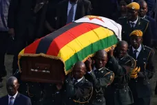 Prázdné tribuny, spory kvůli pohřbu. S Mugabem se jeho země loučila rozpačitě