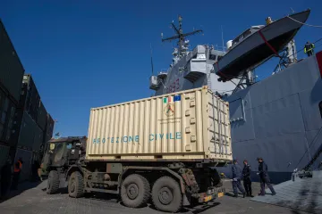 Počet obětí zemětřesení stále roste. Do zasažených regionů míří materiální pomoc ze zahraničí