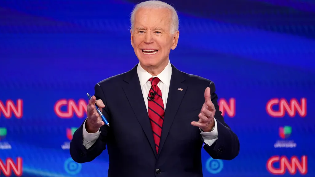 Joe Biden se přiblížil nominaci