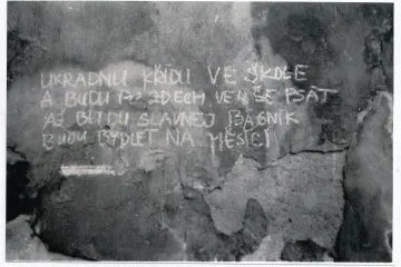 Do demonstrantů najížděli auty a pouštěli na ně psy. Zákroky komunistů u Lennonovy zdi byly brutální