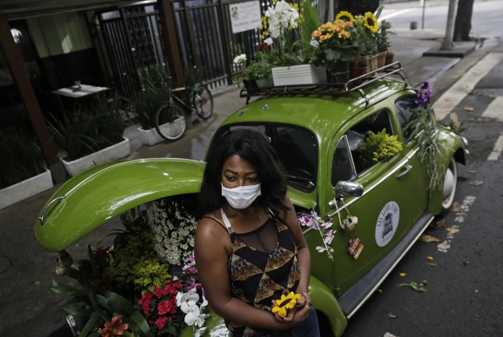 Valcineia Machado byla nucena přeměnit své auto na mobilní květinářství poté, co došlo k uzavření obchodů v Rio de Janeiru v Brazílii. Obchody byly uzavřeny kvůli nařízení města, které má zabránit šíření koronaviru