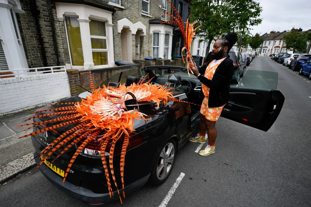 Karneval Notting Hill v Londýně se v roce 2021 nekoná. Z obav o šíření onemocnění covid-19 jeho přípravy přerušili samotní pořadatelé. Několik fanoušků se ale do londýnských ulic vydalo slavit