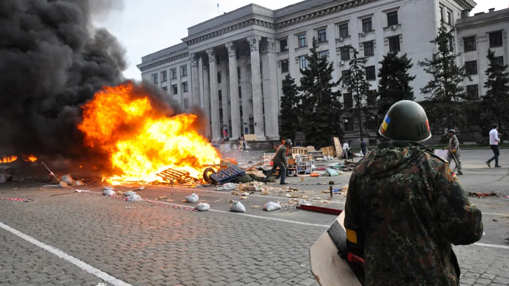 Hořící tábor před Domem odborů v Oděse. Květen 2014