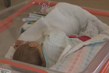 Rodičovský příspěvek vzroste o 50 tisíc. Opozici vadí, že se to týká jen dětí narozených v novém roce