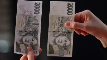 Padělek dvoutisícikorunové bankovky (vlevo)