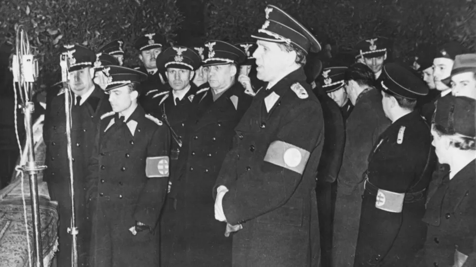 Matúš Černák, funkcionář Hlinkovy slovenské ľudové strany, při projevu před Národním divadlem v Bratislavě v březnu 1939
