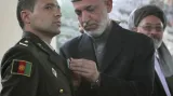 Hamíd Karzáí vyznamenává afghánského vojáka